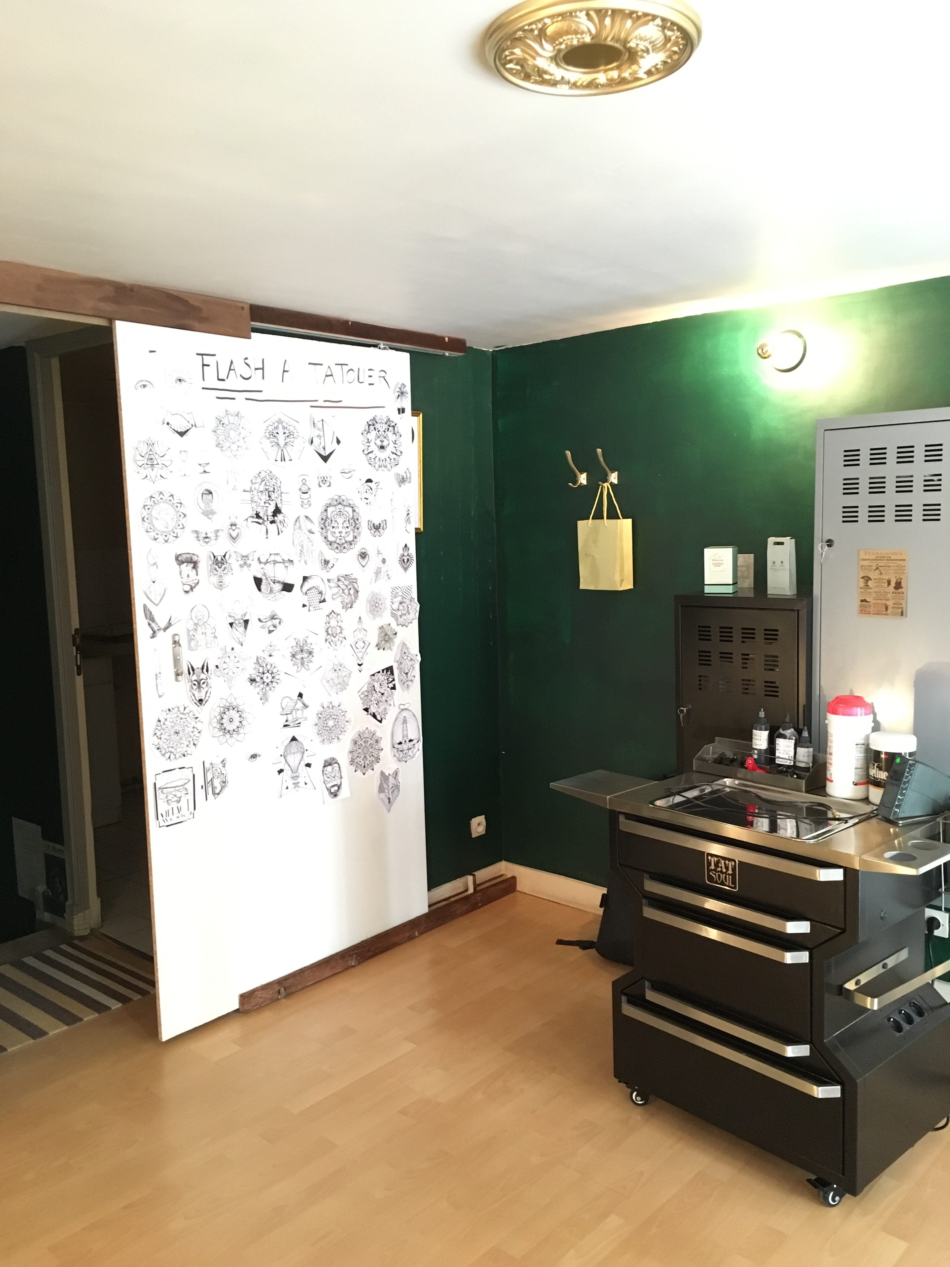 Mobilier et machine tatouage occasion en studio professionnel